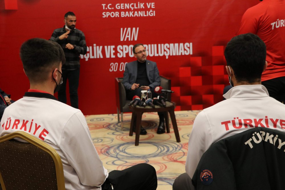 Bakan Kasapoğlu, Vanlı gençlerle şarkı söyledi