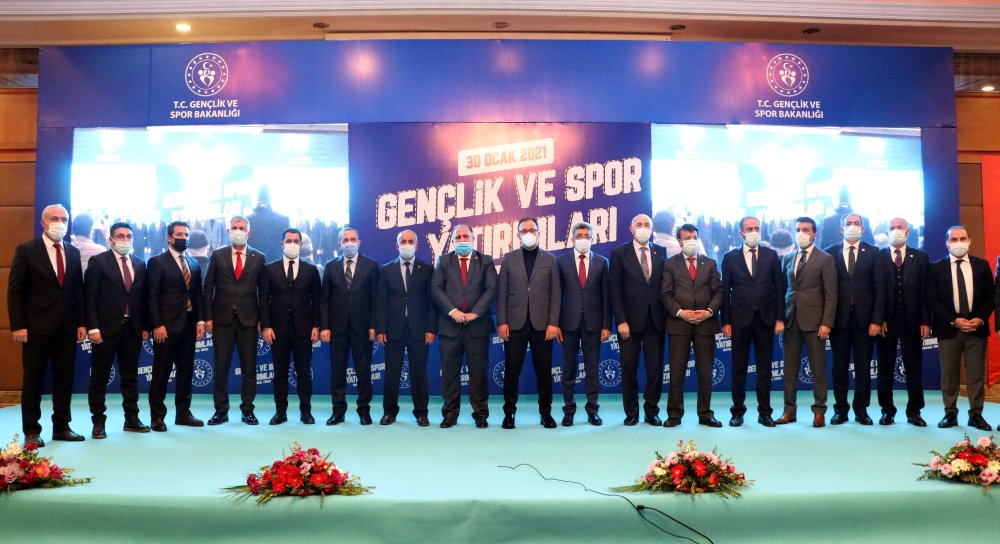 Bakan Kasapoğlu, Vanlı gençlerle şarkı söyledi