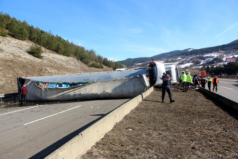 Bolu'da devrilen TIR, TEM İstanbul yönünü trafiğe kapattı