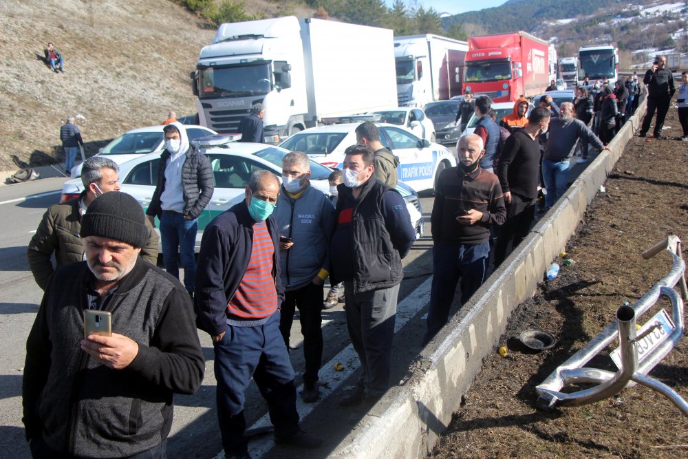 Bolu'da devrilen TIR, TEM İstanbul yönünü trafiğe kapattı