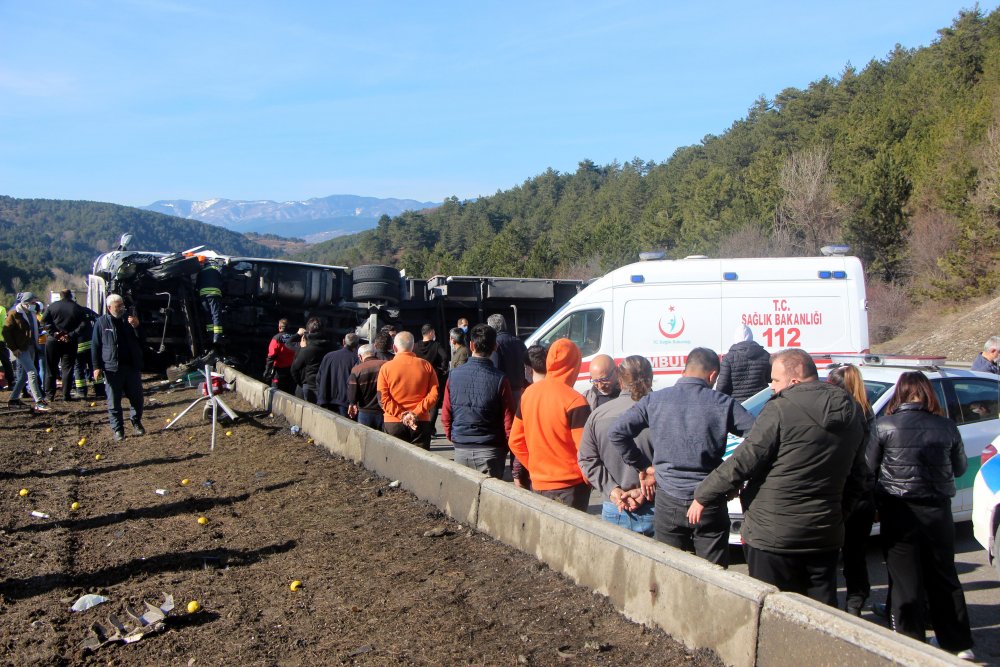 Bolu'da devrilen TIR, TEM İstanbul yönünü trafiğe kapattı