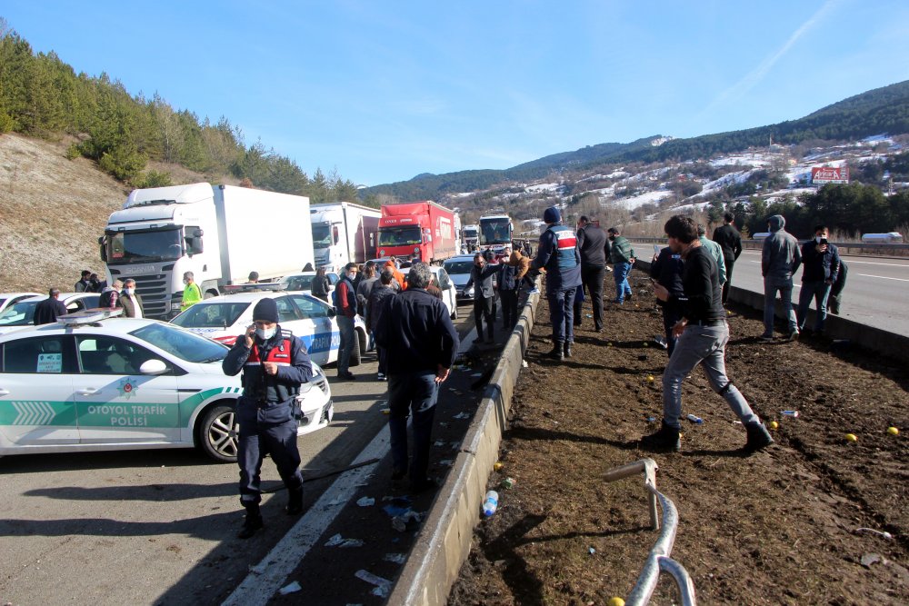 Bolu'da devrilen TIR, TEM İstanbul yönünü trafiğe kapattı