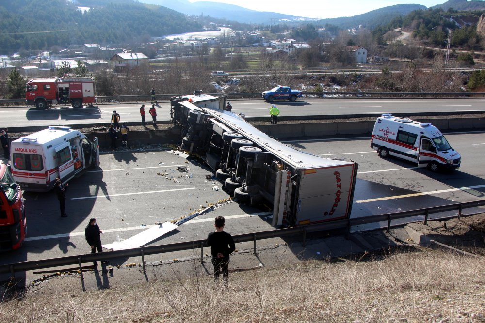 Bolu'da devrilen TIR, TEM İstanbul yönünü trafiğe kapattı