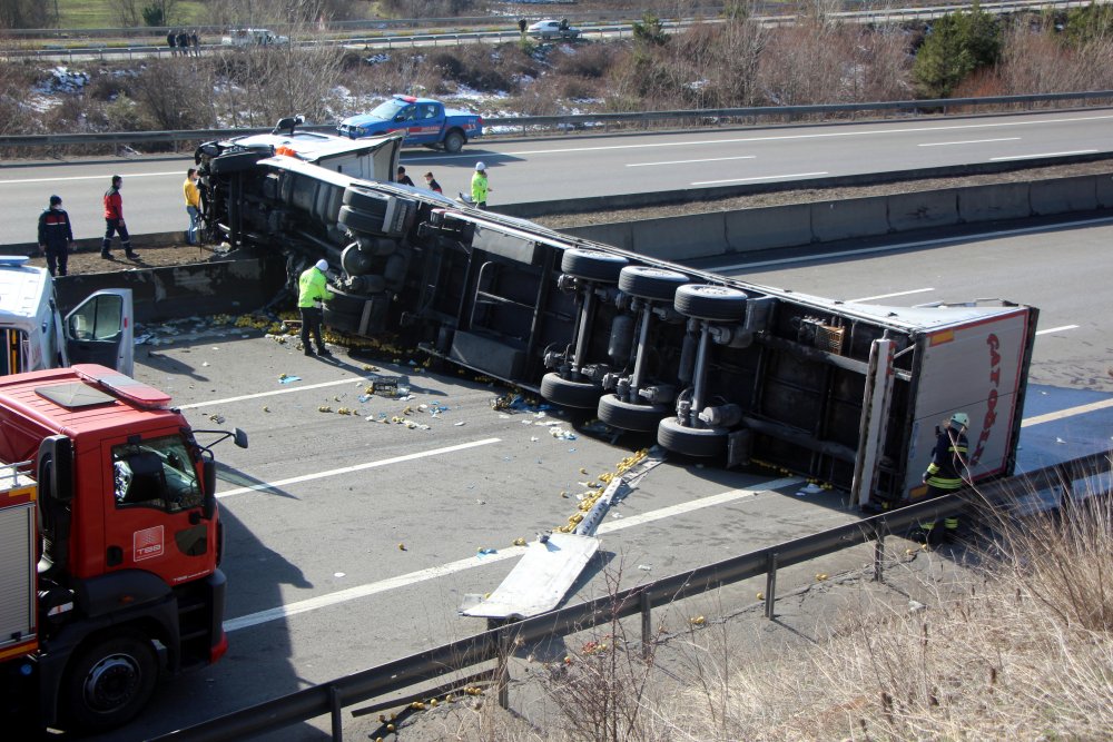Bolu'da devrilen TIR, TEM İstanbul yönünü trafiğe kapattı