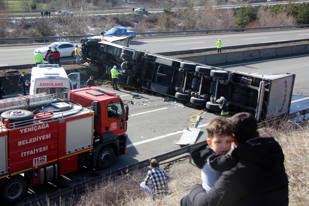 Bolu'da devrilen TIR, TEM İstanbul yönünü trafiğe kapattı