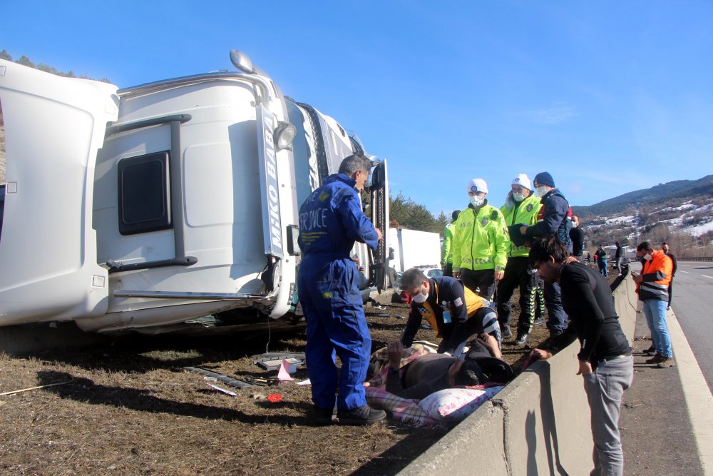 Bolu'da devrilen TIR, TEM İstanbul yönünü trafiğe kapattı