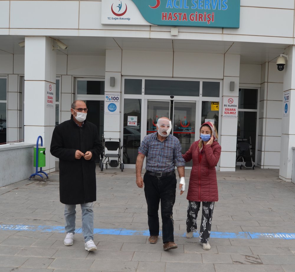 Çocuklarını köpek saldırısından kurtardı, kendi yaralandı: Mahalle halkı tarafından kurtarılan Eke, hastanede tedaviye alındı.