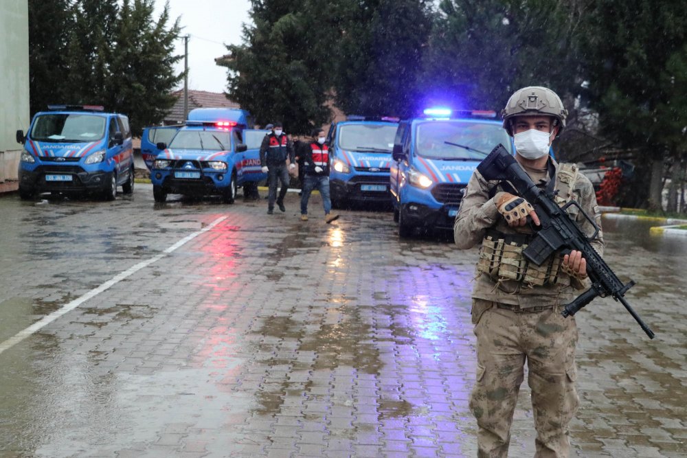 Denizli'de ormandan kesilen ağaçların gelirini zimmetine geçiren 4 kişi tutuklandı