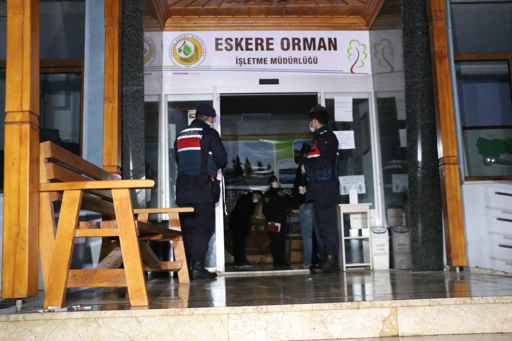 Denizli'de ormandan kesilen ağaçların gelirini zimmetine geçiren 4 kişi tutuklandı