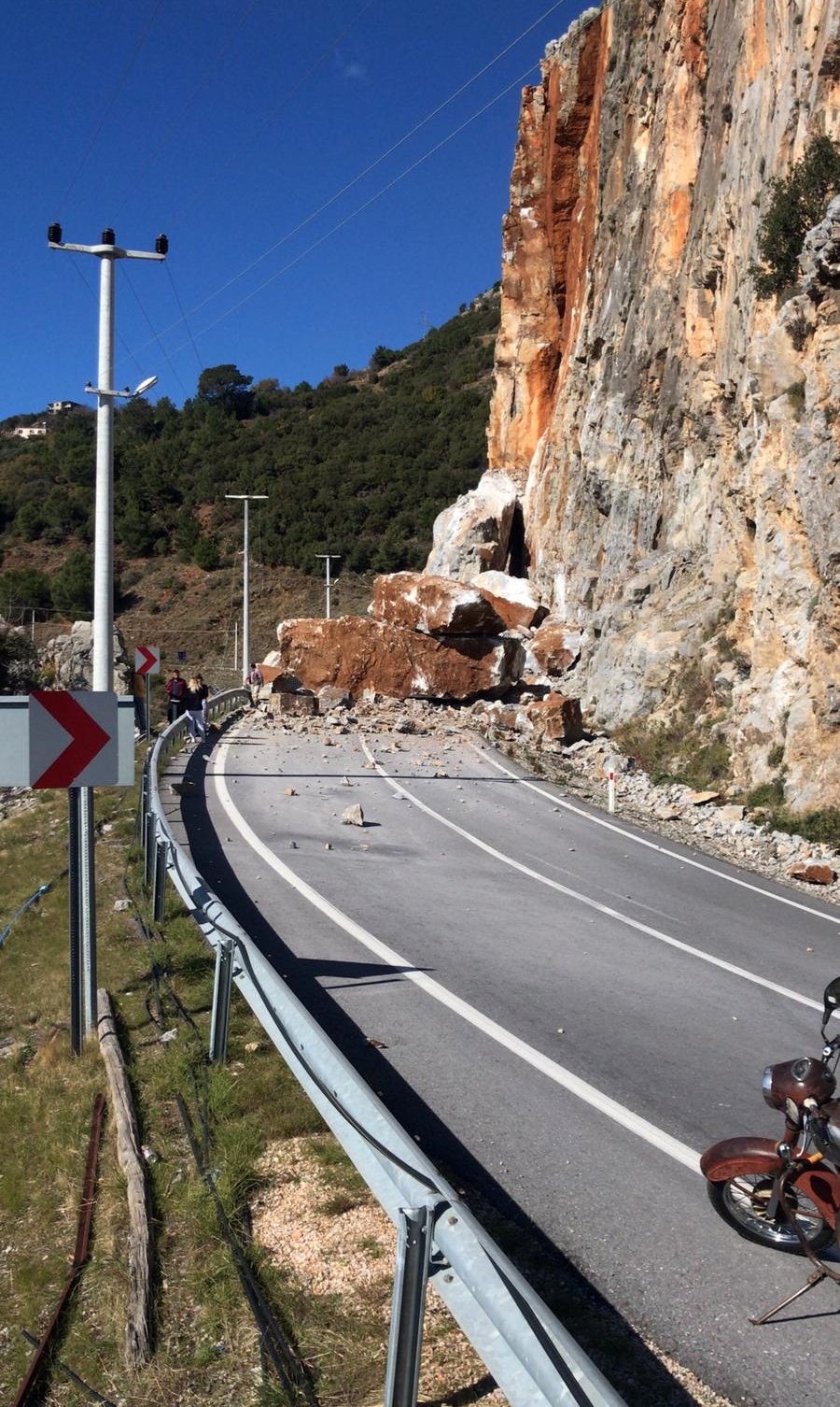 Dev kayanın düştüğü Antalya-Mersin yolu ulaşıma kapandı