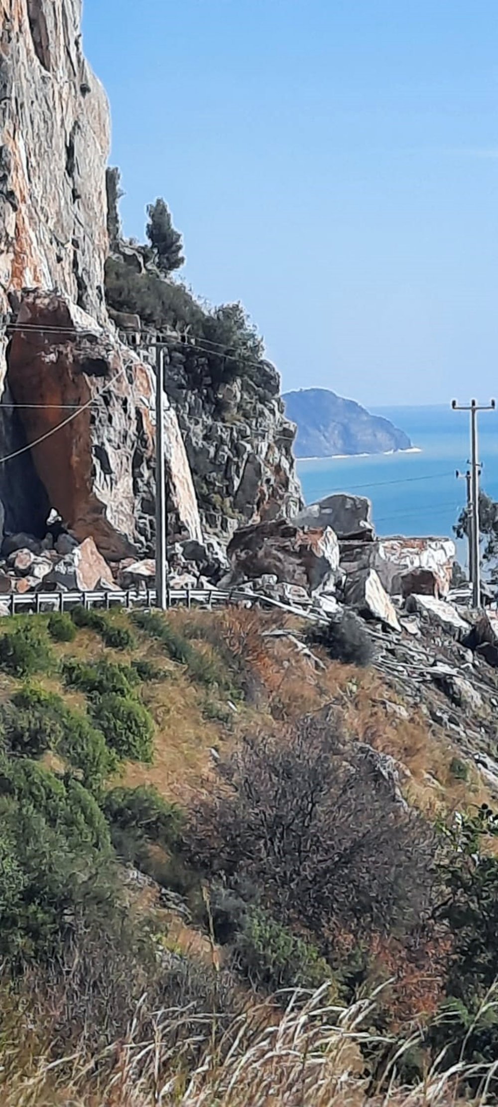 Dev kayanın düştüğü Antalya-Mersin yolu ulaşıma kapandı