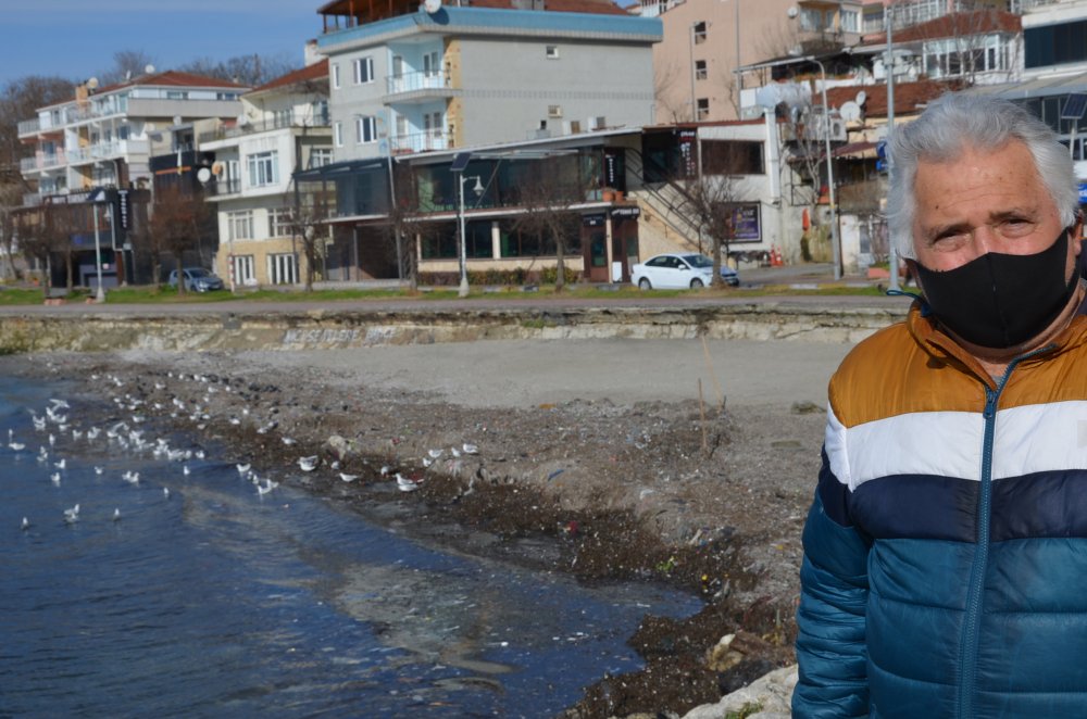 Fırtına, atıkları Avcılar sahiline taşıdı