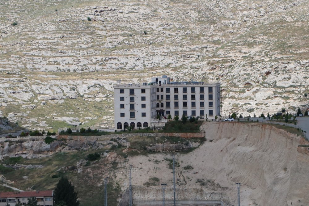 Halfeti’nin otelinin yıkım kararını paylaştı, saldırıya uğradı