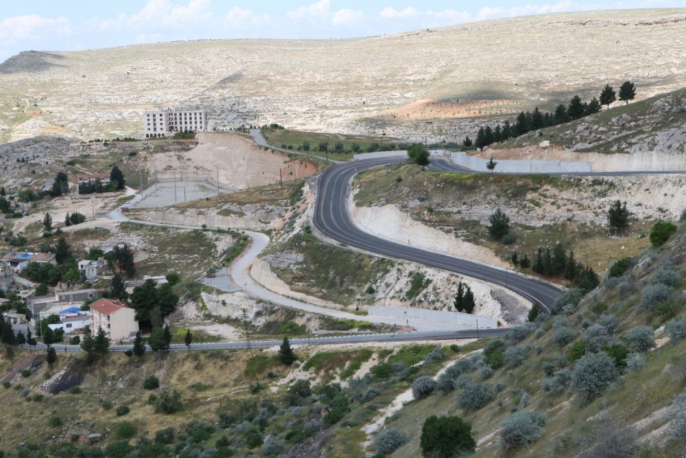 Halfeti’nin otelinin yıkım kararını paylaştı, saldırıya uğradı