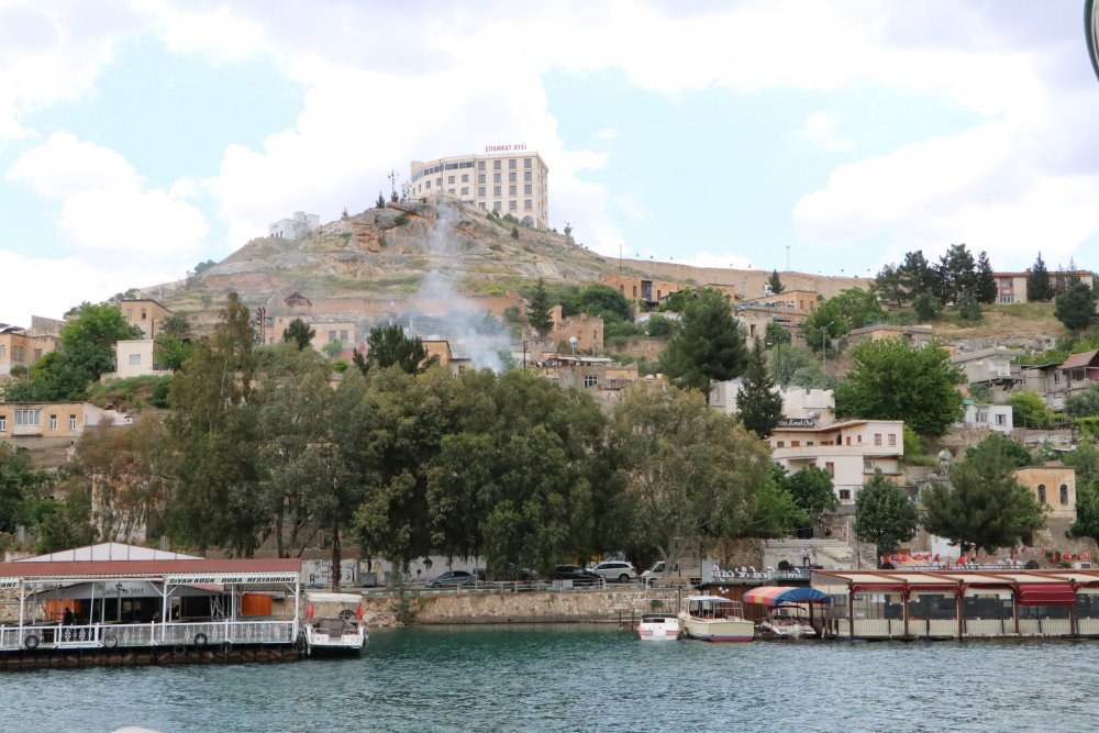 Halfeti’nin otelinin yıkım kararını paylaştı, saldırıya uğradı