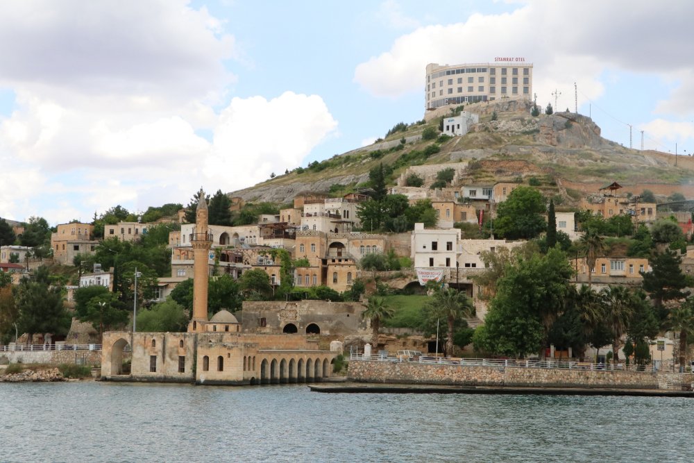 Halfeti’nin otelinin yıkım kararını paylaştı, saldırıya uğradı