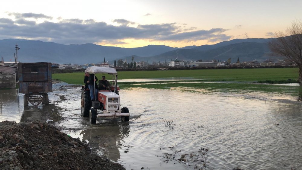 Hatay’da sağanak ve hortum hayatı olumsuz etkiledi