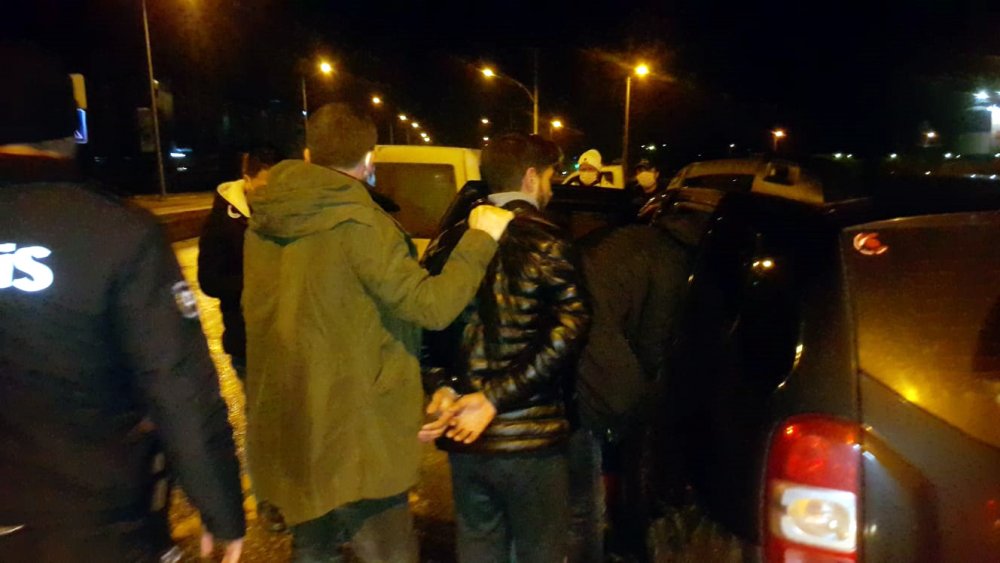 Havaya ateş açıp polisten kaçmaya çalışanan 2 şüphelinin yakalanma görüntülerine ulaşıldı