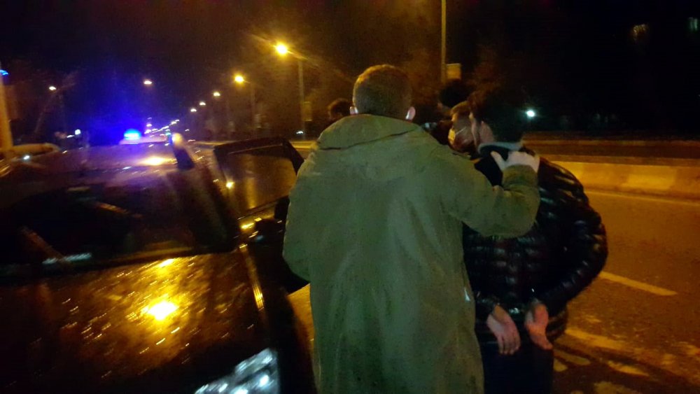 Havaya ateş açıp polisten kaçmaya çalışanan 2 şüphelinin yakalanma görüntülerine ulaşıldı