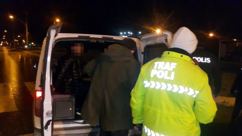 Havaya ateş açıp polisten kaçmaya çalışanan 2 şüphelinin yakalanma görüntülerine ulaşıldı