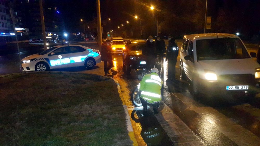 Havaya ateş açıp polisten kaçmaya çalışanan 2 şüphelinin yakalanma görüntülerine ulaşıldı