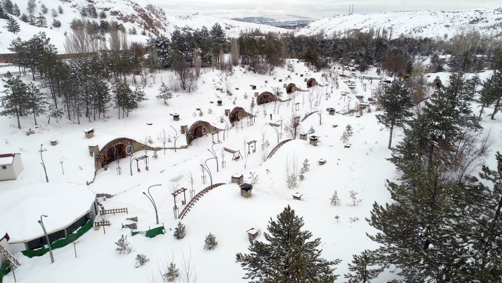 'Hobbit Evleri'nde masalsı kış güzelliği