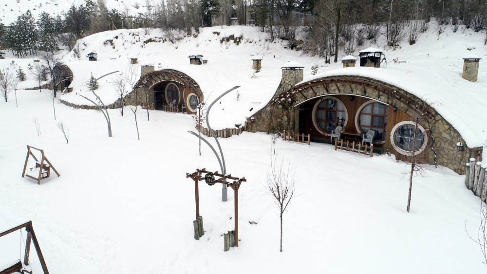 'Hobbit Evleri'nde masalsı kış güzelliği