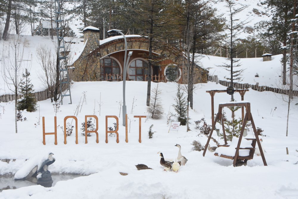 'Hobbit Evleri'nde masalsı kış güzelliği