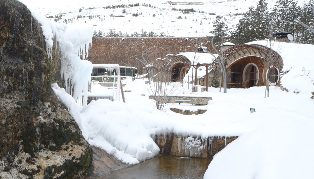 'Hobbit Evleri'nde masalsı kış güzelliği