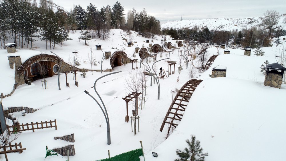 'Hobbit Evleri'nde masalsı kış güzelliği