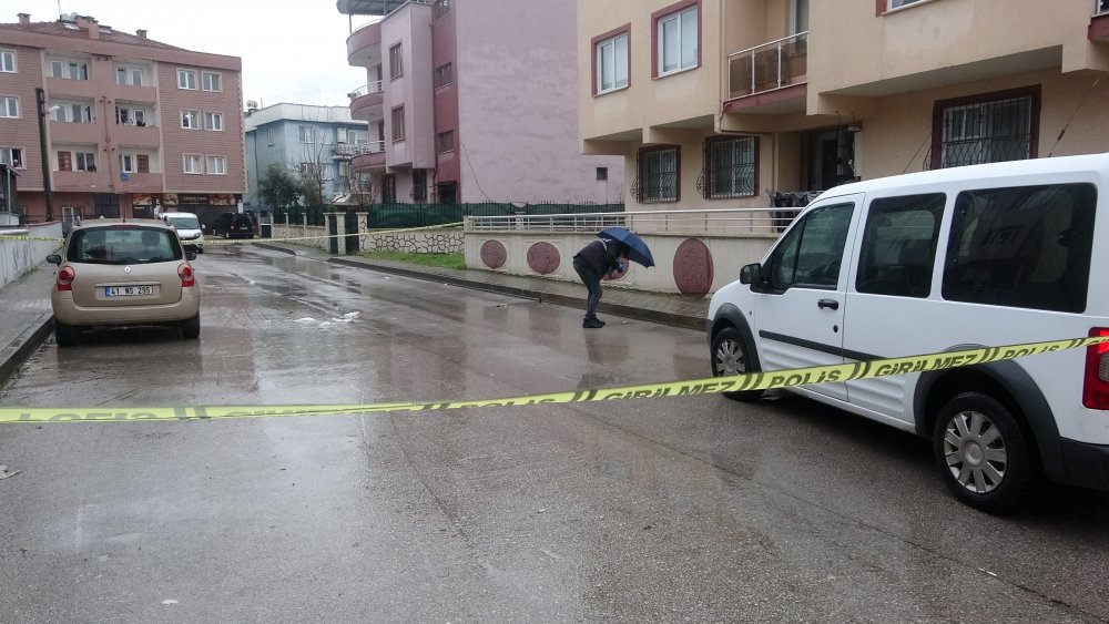İki kişiyi yaralayan firari, yakalanacağını anlayınca kendini göğsünden vurdu