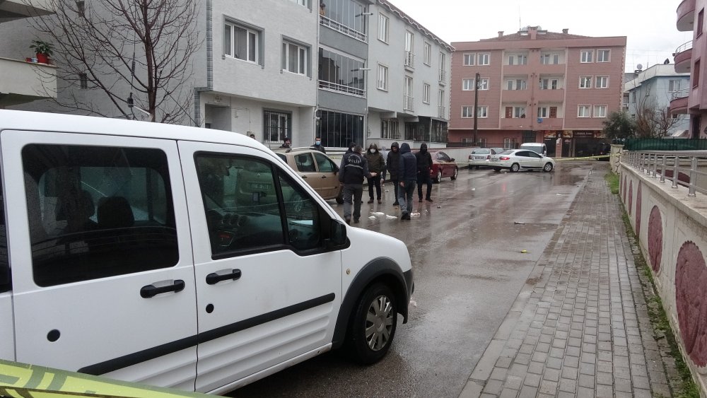 İki kişiyi yaralayan firari, yakalanacağını anlayınca kendini göğsünden vurdu
