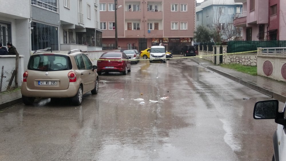 İki kişiyi yaralayan firari, yakalanacağını anlayınca kendini göğsünden vurdu