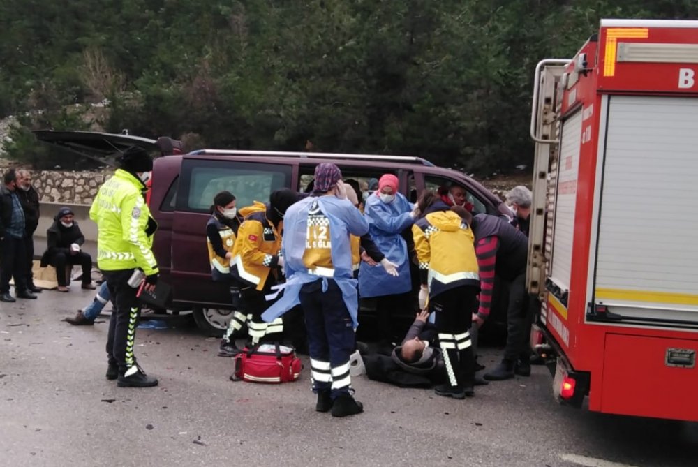 İnşaat işçilerini taşıyan araç önce TIR'a, sonra bariyerlere çarptı