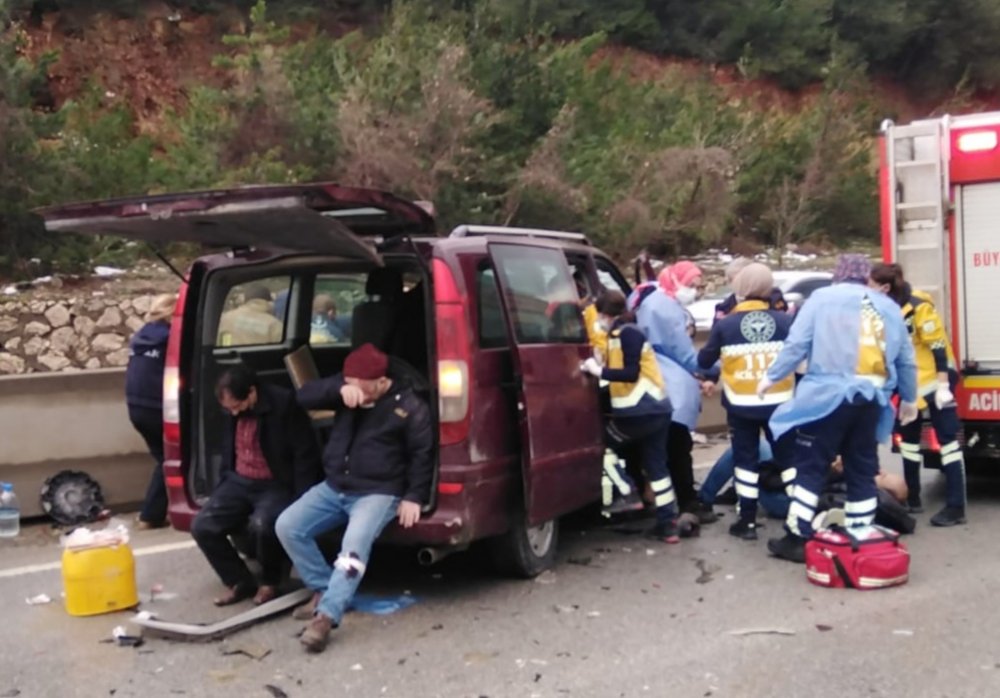 İnşaat işçilerini taşıyan araç önce TIR'a, sonra bariyerlere çarptı