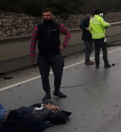İnşaat işçilerini taşıyan araç önce TIR'a, sonra bariyerlere çarptı
