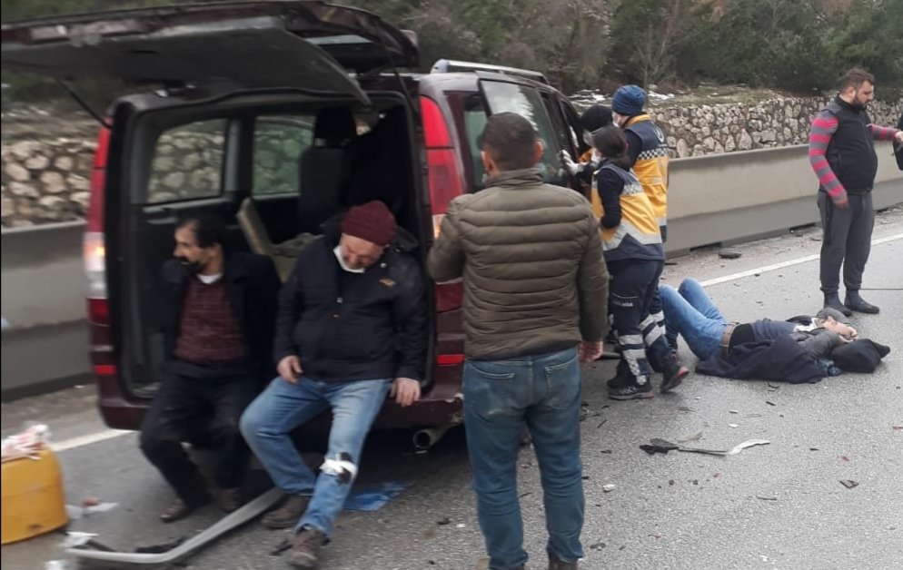 İnşaat işçilerini taşıyan araç önce TIR'a, sonra bariyerlere çarptı
