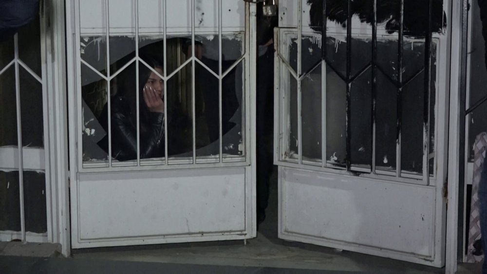 İş hanında kilitli kalan avukat ve 2 kişiyi itfaiye ekipleri kurtardı