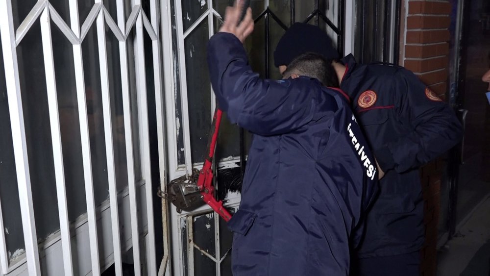 İş hanında kilitli kalan avukat ve 2 kişiyi itfaiye ekipleri kurtardı