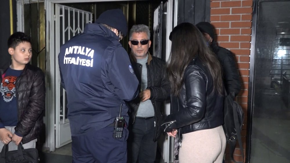 İş hanında kilitli kalan avukat ve 2 kişiyi itfaiye ekipleri kurtardı