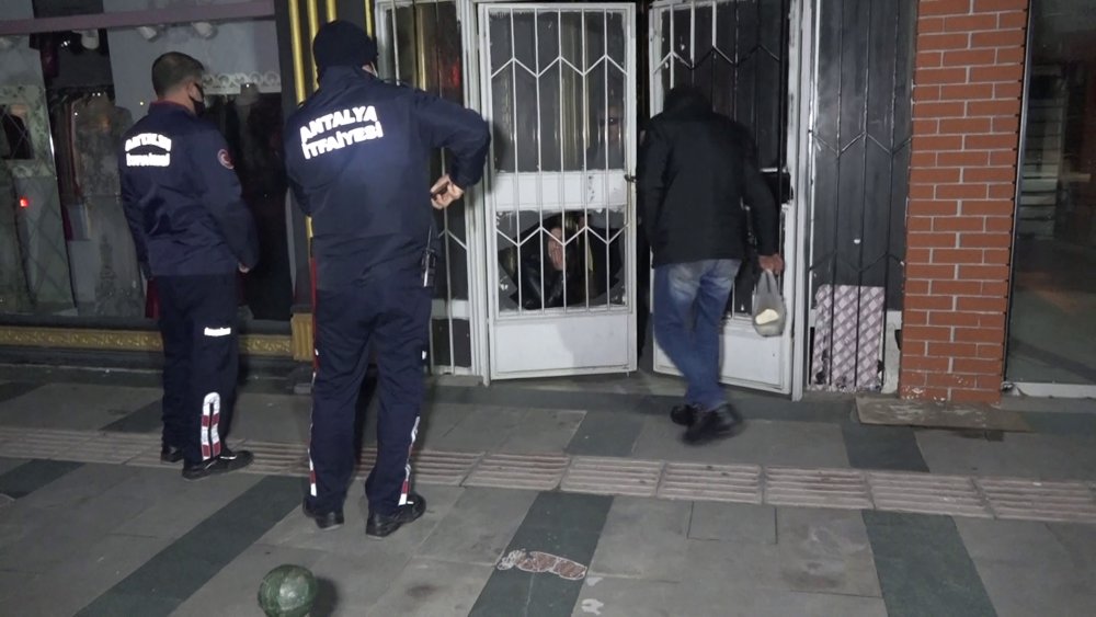 İş hanında kilitli kalan avukat ve 2 kişiyi itfaiye ekipleri kurtardı