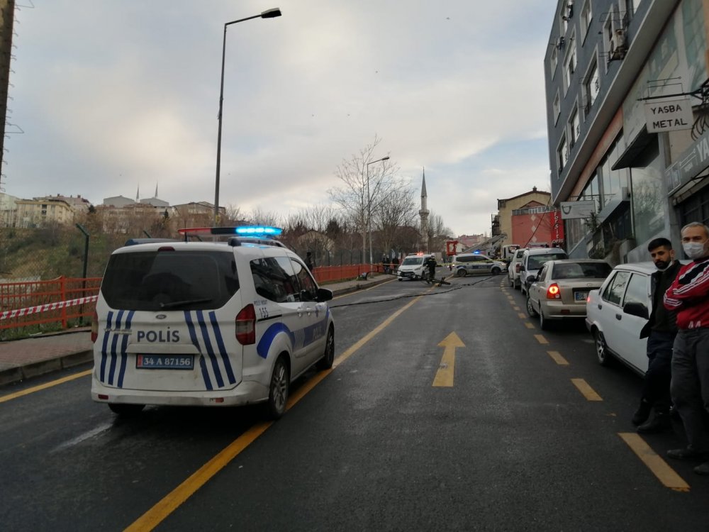 Kağıthane'de frenleri boşalan kum yüklü kamyon şarampole yuvarlandı