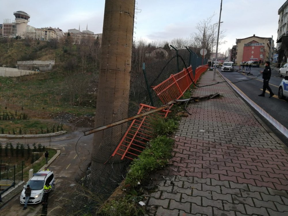 Kağıthane'de frenleri boşalan kum yüklü kamyon şarampole yuvarlandı