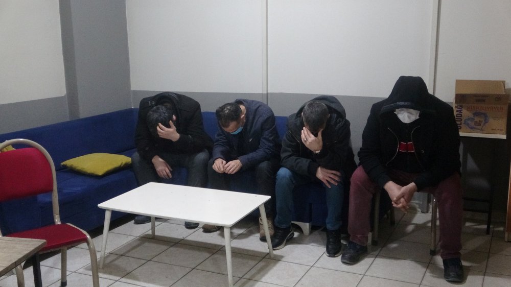 Kamerayla önlem alıp, 3 aydır faaliyet gösteren kıraathaneye baskın