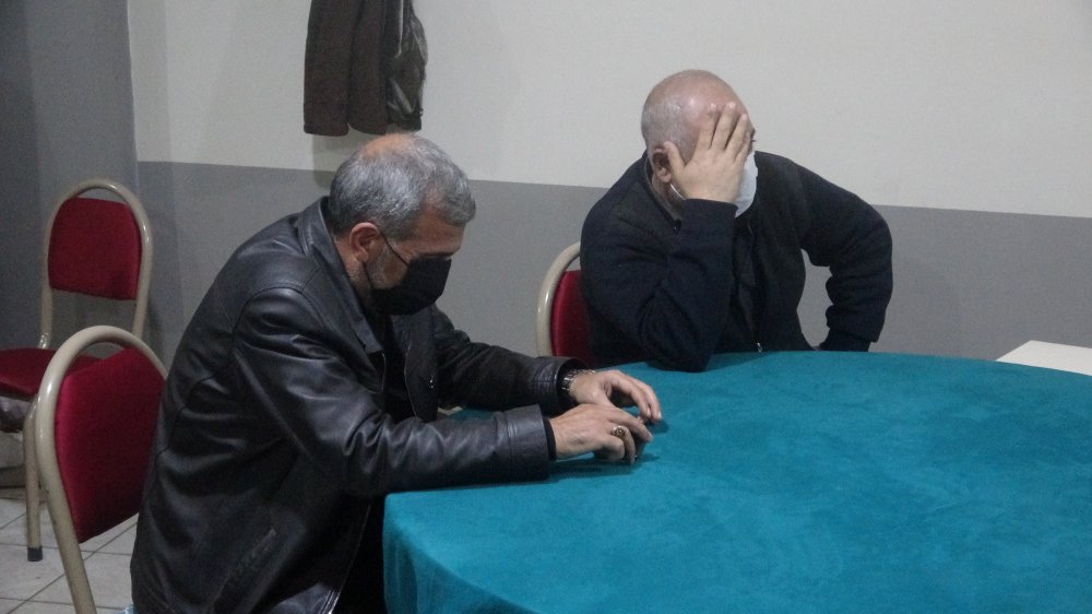 Kamerayla önlem alıp, 3 aydır faaliyet gösteren kıraathaneye baskın