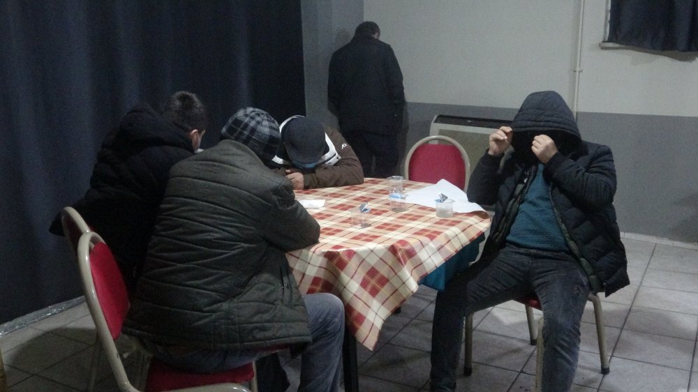 Kamerayla önlem alıp, 3 aydır faaliyet gösteren kıraathaneye baskın
