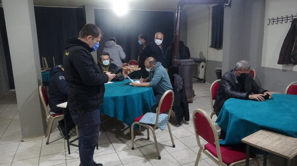 Kamerayla önlem alıp, 3 aydır faaliyet gösteren kıraathaneye baskın