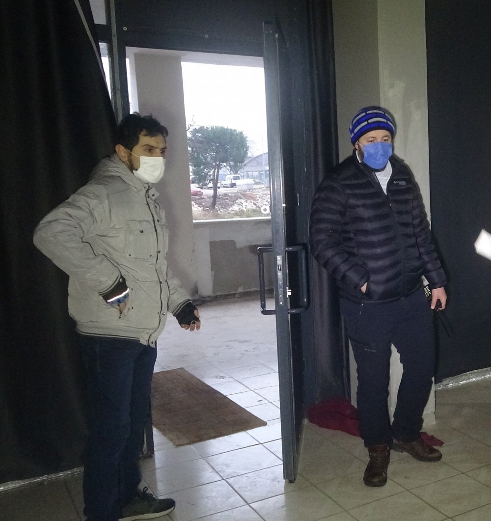 Kamerayla önlem alıp, 3 aydır faaliyet gösteren kıraathaneye baskın