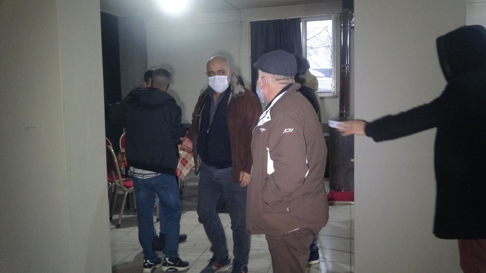 Kamerayla önlem alıp, 3 aydır faaliyet gösteren kıraathaneye baskın
