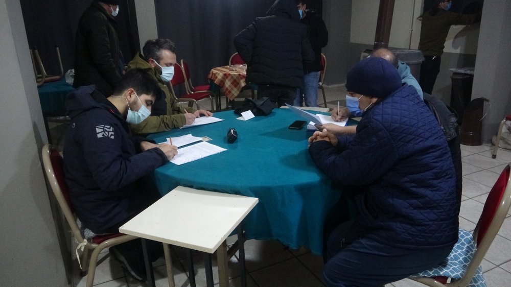Kamerayla önlem alıp, 3 aydır faaliyet gösteren kıraathaneye baskın
